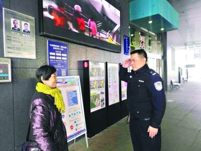 79岁老母亲看望执勤警察儿子：“你好好工作，我就是来看看你！”