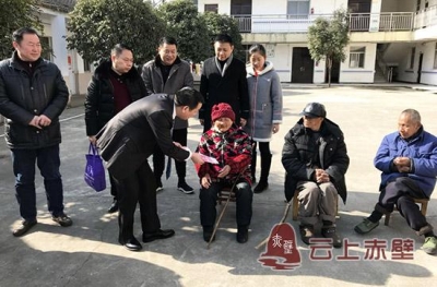 龚呈伟：扶贫济困显真情 桑梓大爱暖人心