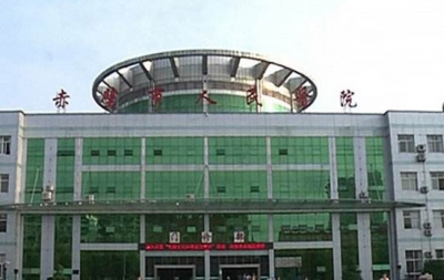 候诊突发“猝死” 市人民医院上演现实版“生死时速”