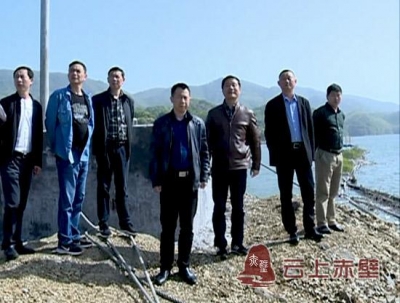 赤壁市人大实地调研陆水湖垃圾收集管理工作