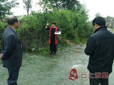 行走在水库边的“铿锵玫瑰”