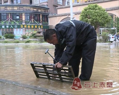 赤壁市政：暴雨内涝来势汹汹 坚守一线紧急排涝