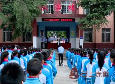 税法知识进校园 学生笔下开“税花”