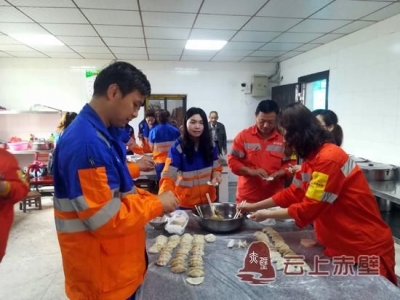 赤壁华新志愿者八年关爱孤寡残疾老人