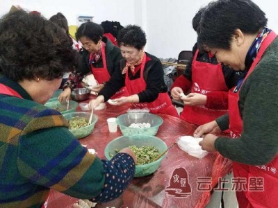 六米桥社区开展迎双节包饺子活动