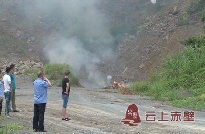 市禁鞭办集中销毁一批违法烟花爆竹