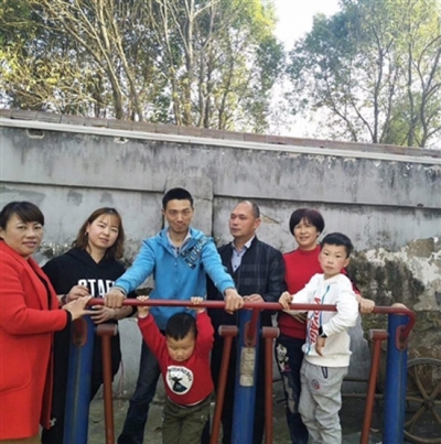 祖孙三代九名志愿者——走进咸宁市最美家庭陈和安的家