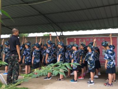 向快乐出发，聚焦赤壁电视台2018少年领袖军事夏令营第一天！