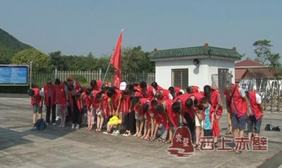 赤壁市同心助学服务队组织贫困学生开展红色教育活动