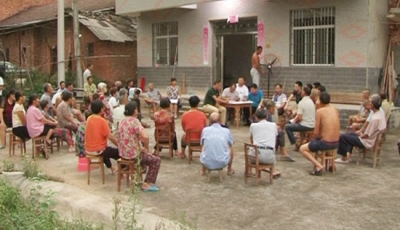 神山镇：“屋场会”上话脱贫