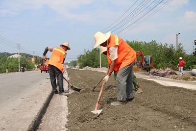 市公路局：扛起责任保进度 铺筑幸福小康路