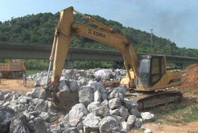 市城管局开展工厂浮渣整治