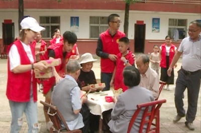 关爱老人 情暖中秋