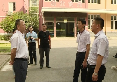 市领导调研教育医疗机构安全工作