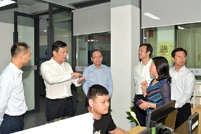 快讯|丁小强调研赤壁市融媒体中心建设