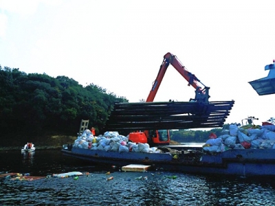 赤壁市多部门联合开展陆水湖”清湖“整治行动