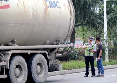 赤壁交警开展车商砼车粉粒车专项整治