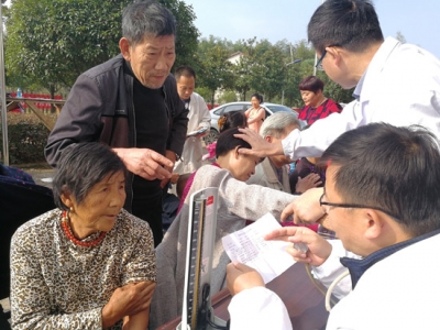 精准脱贫 携手同行 赤壁市多地开展“扶贫日”活动