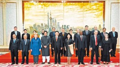 习近平和彭丽媛欢迎出席首届中国国际进口博览会的各国贵宾