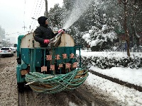 雨雪天，看赤壁最美马路天使！