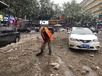 雨雪天，看赤壁最美马路天使！