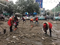 雨雪天，看赤壁最美马路天使！