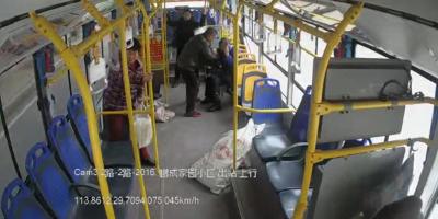 赤壁公交连闯红灯，网友却纷纷点赞，背后原因很暖心！