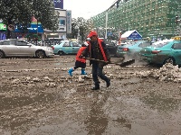 雨雪天，看赤壁最美马路天使！