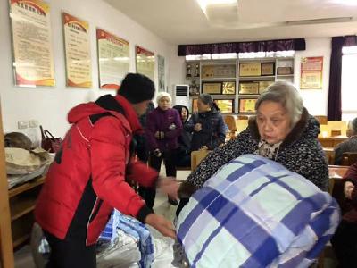 赤壁：发放温暖过冬物资3700余件
