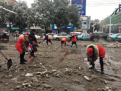 环卫工人：及时清扫积雪 方便市民出行