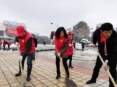 市志愿者协会组织开展道路积雪清扫活动