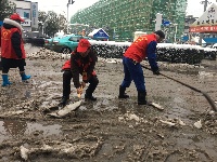 雨雪天，看赤壁最美马路天使！