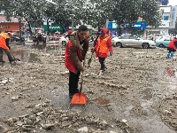 雨雪天，看赤壁最美马路天使！