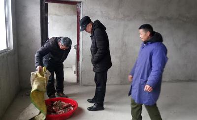 赤壁水利：一心牵挂贫困户 嘘寒问暖送真情
