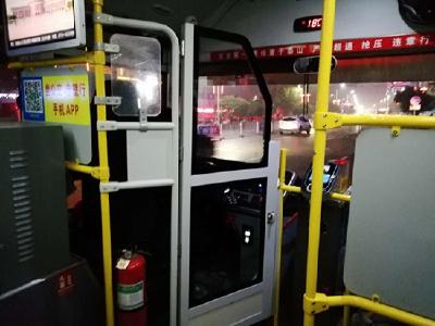 赤壁公交车安装防护隔离装置了，你怎么看？