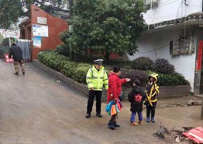 赤壁公安出动警车16台次，警力50余人次，只为…