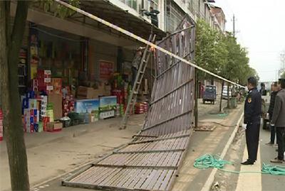 余家桥乡依法拆除违章搭建摊棚42处