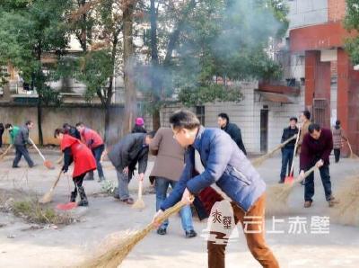 赤壁一大批人拿着扫帚撮箕和铁锹在大街上，这是要干嘛？