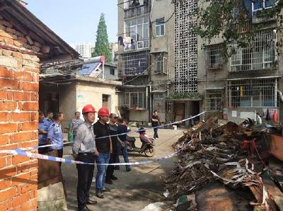 消除安全隐患 保障居民安全 蒲圻办事处组织力量拆除旧厂房 