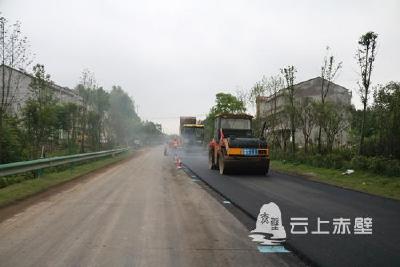 京珠泉口收费站路段路面黑化扮靓城市