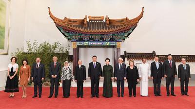 习近平和彭丽媛欢迎出席亚洲文明对话大会的外方领导人夫妇及嘉宾