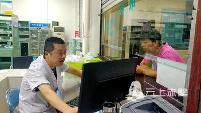 患者买药钱不够  医生掏出100元