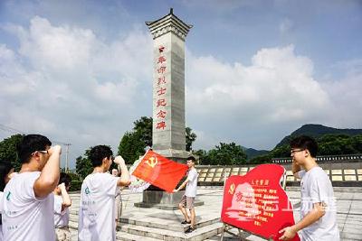  华中师范大学追光实践队在赤开展爱国主义教育活动