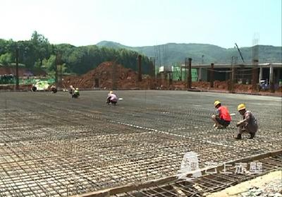 市体育中心建筑工人：不惧高温勤劳作 只盼项目早完工