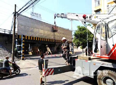 确保铁路安全 提升城市形象 赤壁拆除违规广告牌