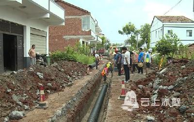 加快污水管网建设 推进赤壁镇雨污分离