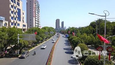 挂国旗 迎国庆 ——赤壁市处处洋溢“中国红”