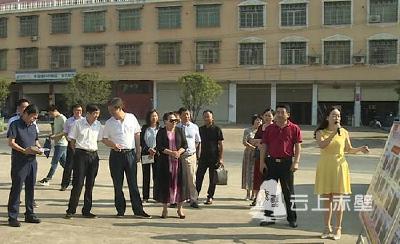 驻咸宁市国、省、市人大代表来赤开展脱贫攻坚视察