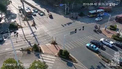 【抖音】赤壁暖心司机礼让消防车，为救援行动让出生命通道