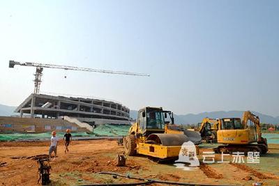 赤壁市体育中心项目：赶工期 抓进度